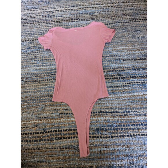 GUESS Powder Pink Round Neck Bodysuit M S/S Snap Closure Ribbed Logo Girlhoodcor - Picture 7 of 7